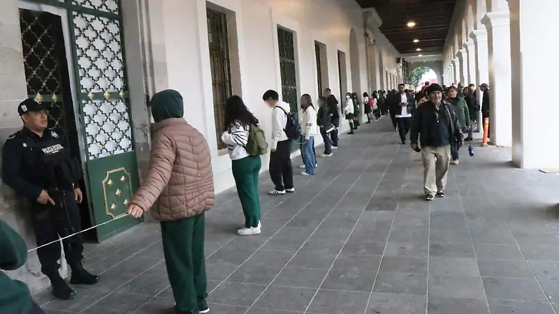 Estudiantes del CPX forman “cadena humana” en Palacio de Gobierno